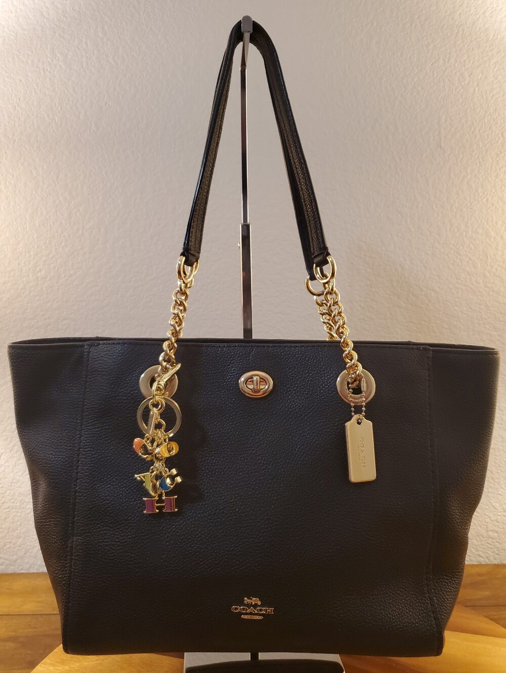 COACH TURNLOCK CHAIN TOTE IN EXCELLENT GENTLY USED CONDITION!